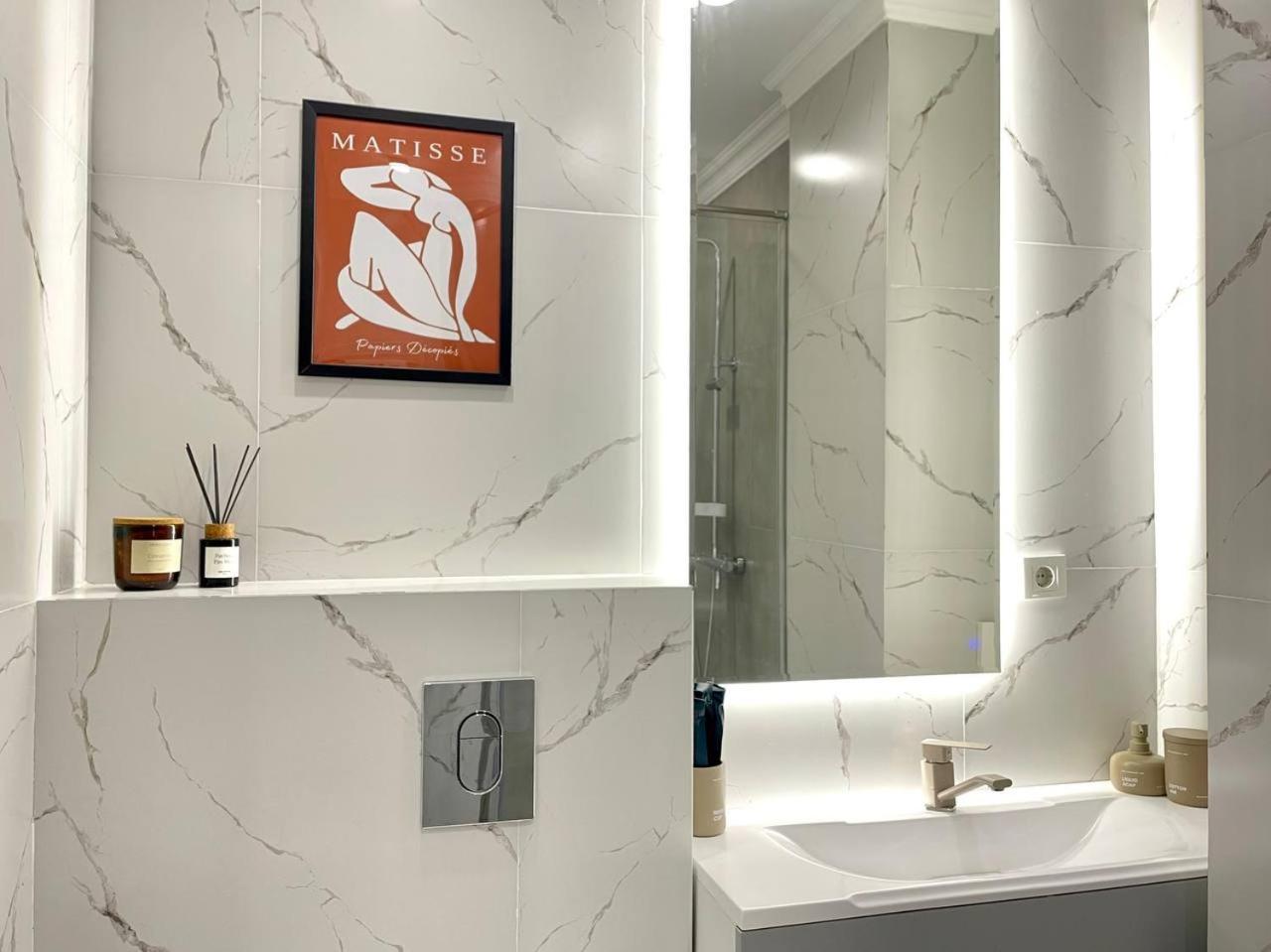 Four Seasons жк возле трц Mega по розыбакиева Almatı